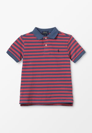 Polo manches courtes avec col bleu marine et rayures horizontales rouges et bleu marine, avec un petit logo brodé sur la poitrine.