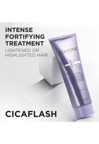 Kérastase CicaFlash tube, 250 ml, lilla metallisk finish, med hvit logo og tekst, plassert på hvite geometriske former.