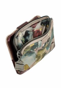 Billetera de cuero multicolor con un patrón floral, un compartimento con cremallera y un acento en hardware en tono plateado. Acabado texturizado.