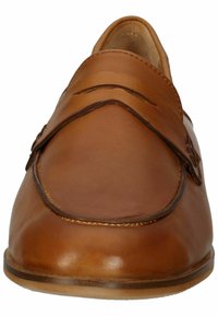 Hnědé kožené boty na slip-on s hladkým povrchem, zdobené šitými detaily a mírně zaoblenou špičkou. Plná podrážka s jemným leskem.