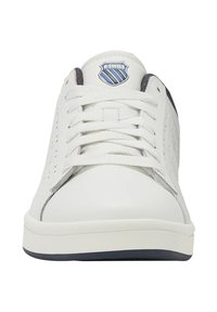 Weiße Sneaker mit einem glatten Leder-Obermaterial, texturierten Akzenten und einem grauen Logo-Aufnäher. Perforierte Seitenpaneele verbessern die Atmungsaktivität.