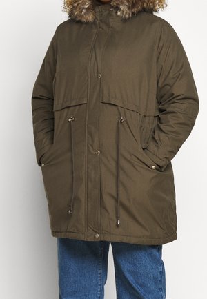 Parka en vert olive rembourrée avec une capuche doublée en fourrure, des cordons de serrage ajustables à la taille et une fermeture à bouton pression, dotée de poches latérales.