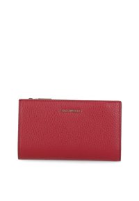 Rood leren portemonnee met een gestructureerde textuur en een gladde afwerking, voorzien van een goudkleurig logo aan de voorkant en een ritssluiting aan de bovenkant.