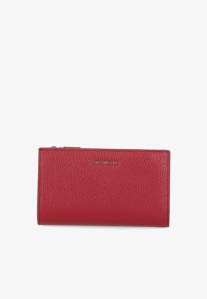 Rotes strukturiertes Lederportemonnaie mit glatter Oberfläche, ausgestattet mit einem goldfarbenen Logo an der Vorderseite und einem Reißverschluss an der Oberseite.