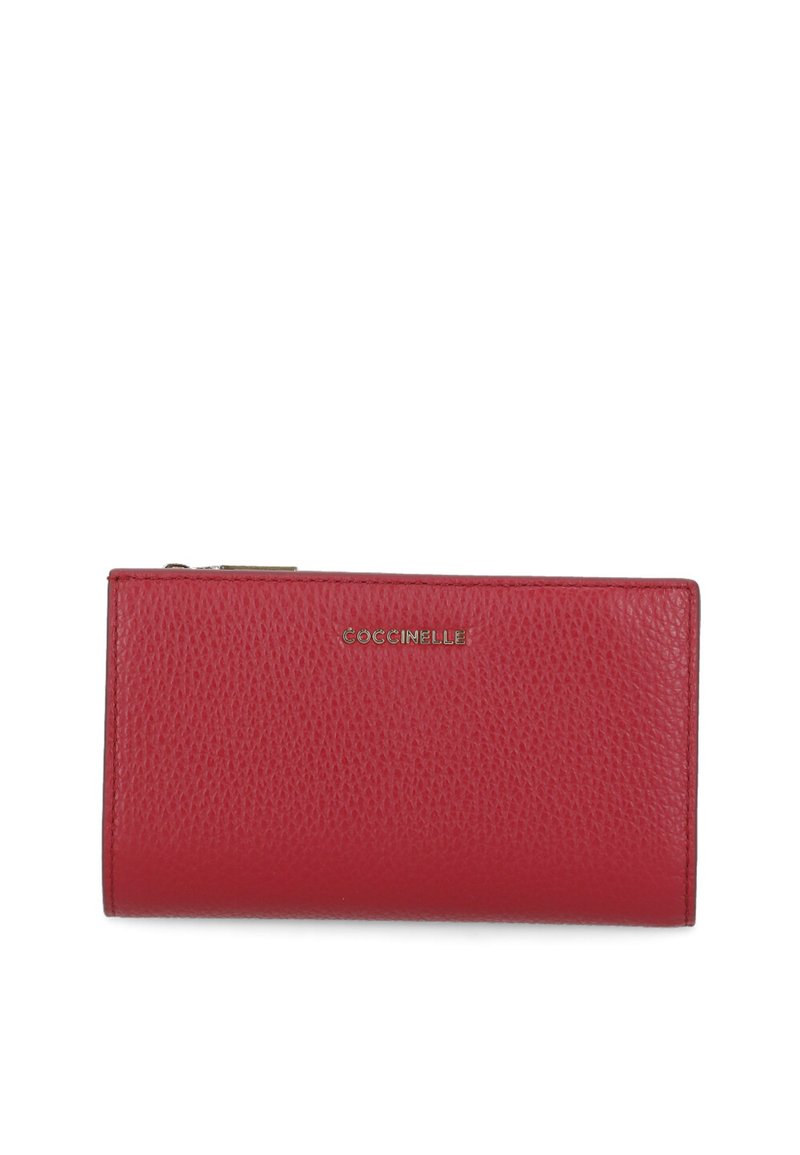 Rood leren portemonnee met een gestructureerde textuur en een gladde afwerking, voorzien van een goudkleurig logo aan de voorkant en een ritssluiting aan de bovenkant.