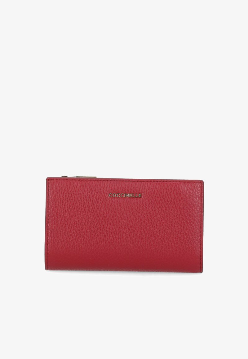 Rood leren portemonnee met een gestructureerde textuur en een gladde afwerking, voorzien van een goudkleurig logo aan de voorkant en een ritssluiting aan de bovenkant.