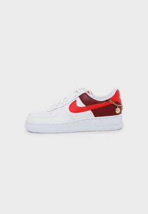 Nike Sportswear, AIR FORCE 1 07 SHOELERY - Маратонки - white/team red/light crimson/metallic gold-coloured