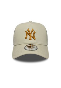 Μπεζ καπέλο μπέιζμπολ από βαμβάκι. Διαθέτει κίτρινο κεντητό λογότυπο «NY» και ρυθμιζόμενο λουράκι. Καπέλο με υφή και ραφές στη γείσο.