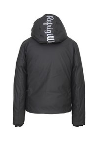 Giacca nera isolata con cappuccio regolabile e la scritta "RefrigiWear" in bianco sulla schiena. Tessuto testurizzato con una finitura liscia.