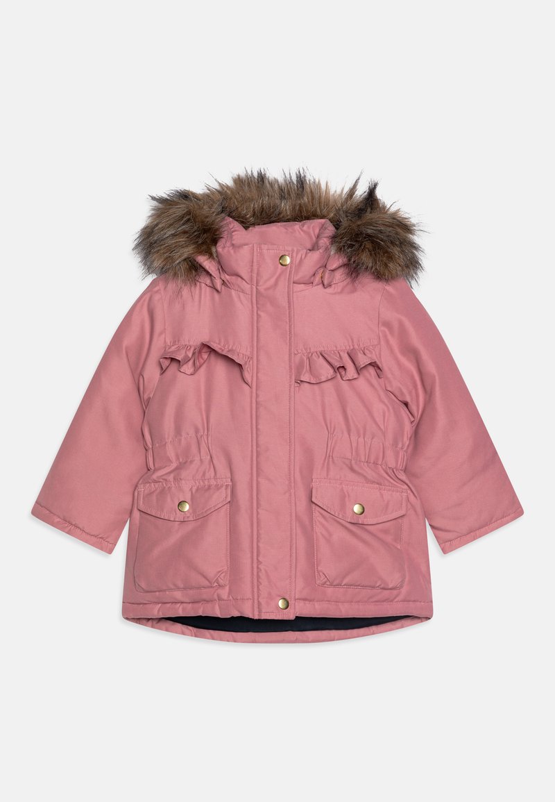 Chaqueta aislante rosa con capucha forrada de piel, detalles con volantes en la parte delantera y dos bolsillos frontales con botones de presión dorados.