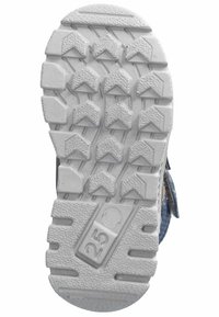 La suela del zapato presenta una base de goma blanca con un patrón rugoso y texturizado, que incluye tacos angulares y en forma de flecha para mayor tracción.
