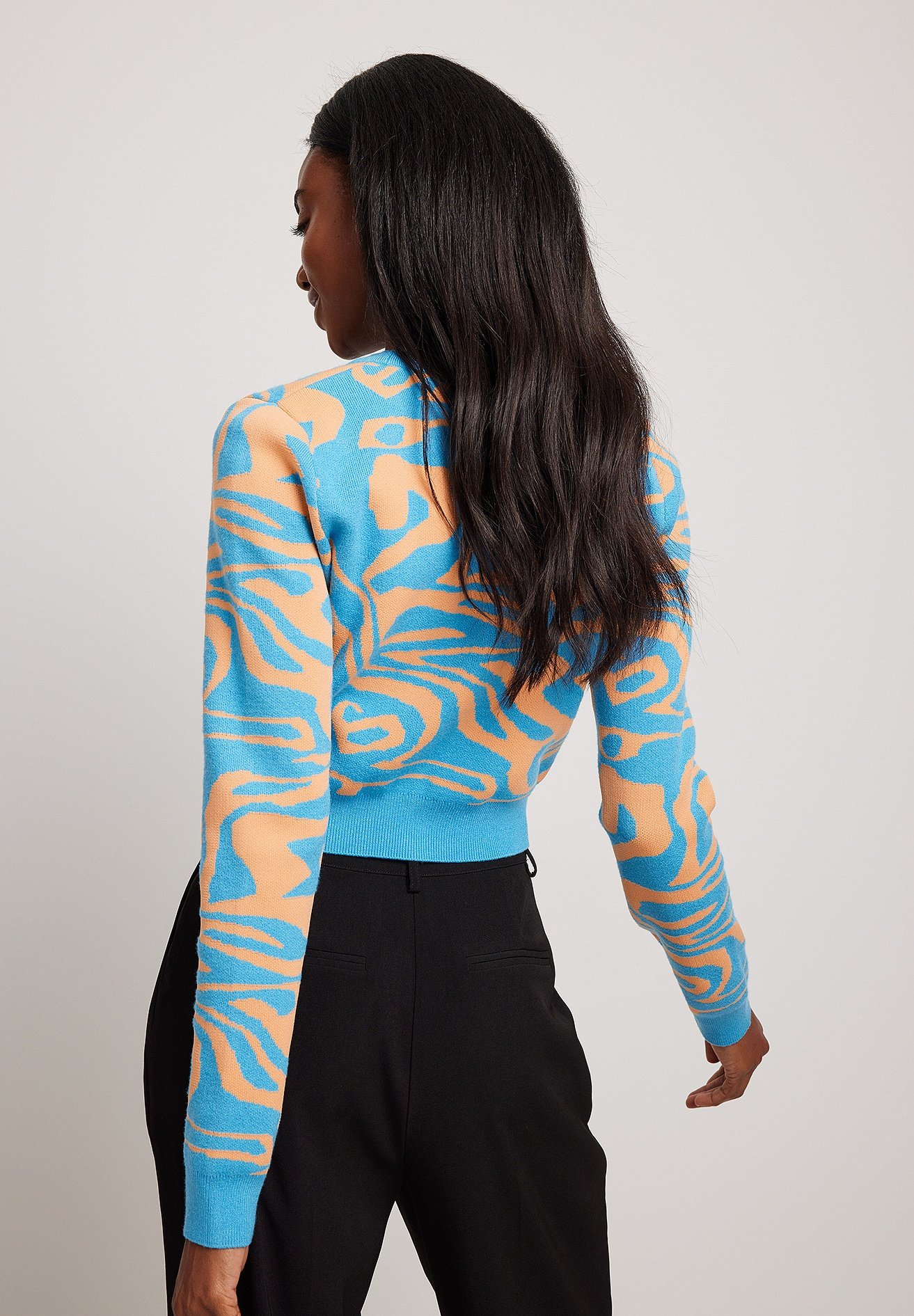 NA-KD KURZER - Cardigan - blue orange 
