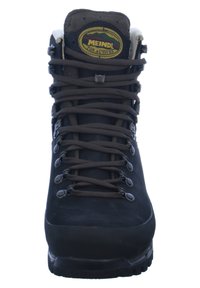 Schwarzer Wanderschuh aus Wildleder mit einer Gummisohle. Verfügt über dunkelbraune Schnürsenkel und Metallösen. Enthält ein Logopatch auf der Zunge.