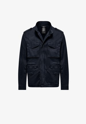 Ciemnogranatowa kurtka w stylu wojskowym z czterema przednimi kieszeniami na klapy, pagonami na ramionach i stójką.