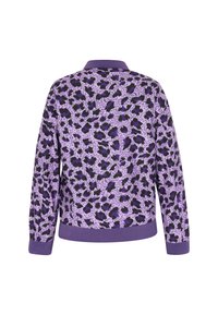 Giacca a stampa leopardata viola con maniche lunghe, polsini a costine e colletto. Texture liscia, con diverse tonalità di viola e nero.