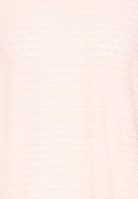 Tissu texturé rose pâle avec un motif subtil en grille et en croisillons, éclairé de manière uniforme, sans objets ni personnes visibles.