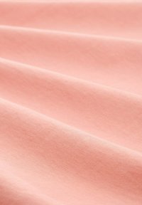 Tela de algodón de color rosa claro con una textura suave, que presenta pliegues suaves y una apariencia uniforme. Adecuada para diversas aplicaciones textiles.