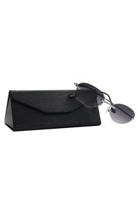 Custodia per occhiali da sole rettangolare nera con texture, su cui poggiano parzialmente un paio di occhiali da sole ovali con lenti grigio scuro. Dettagli argentati sulla montatura.