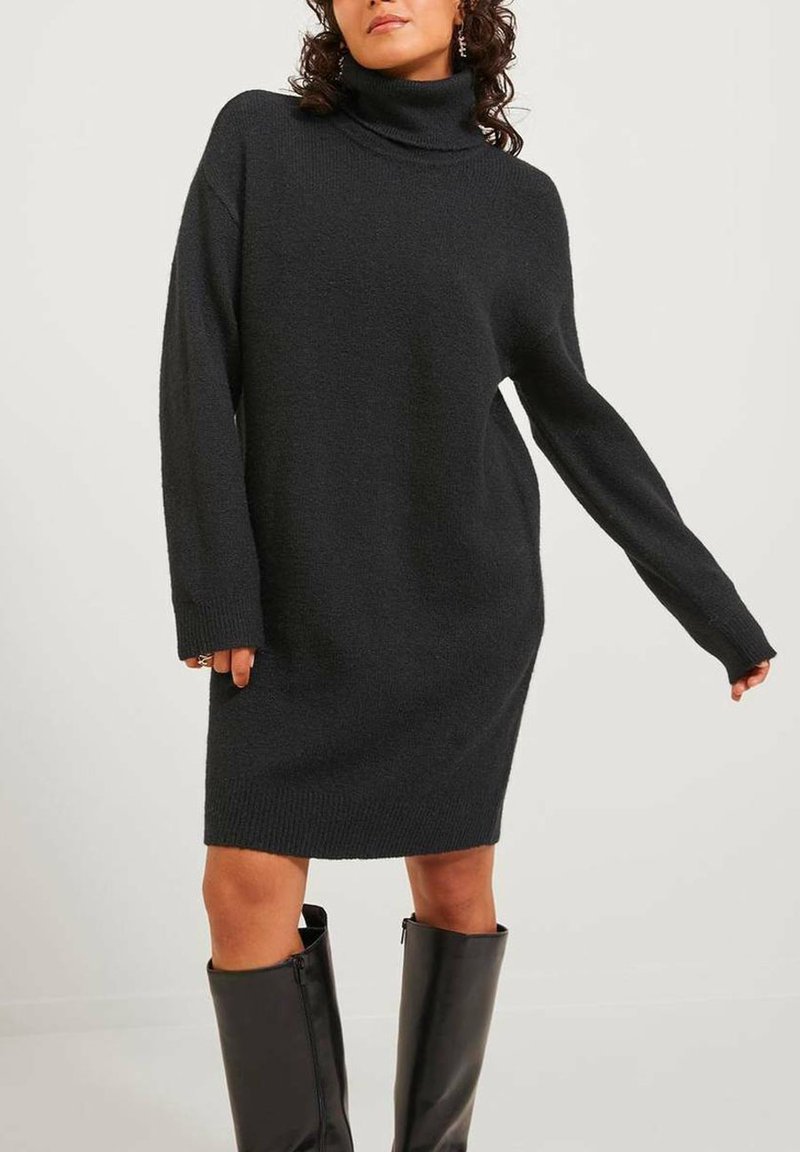 Abito a collo alto in carbone realizzato in un tessuto a maglia testurizzata, dotato di maniche lunghe, una vestibilità ampia e lunghezza fino a metà coscia.