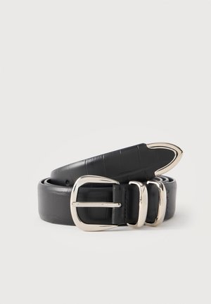 Ceinture en cuir noir à texture crocodile, boucle métallique argentée et deux passants, enroulée sur un fond blanc.
