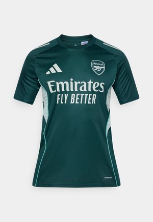 Grøn fodboldtrøje med korte ærmer, der har hvide detaljer og "Emirates Fly Better" logo. Adidas-logo på skulderen, AeroReady mærkat synlig.