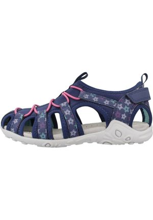 Sandalia de color azul marino con diseño recortado, acentos en rosa, patrón floral en las correas, suela blanca y cierre ajustable de gancho y bucle.