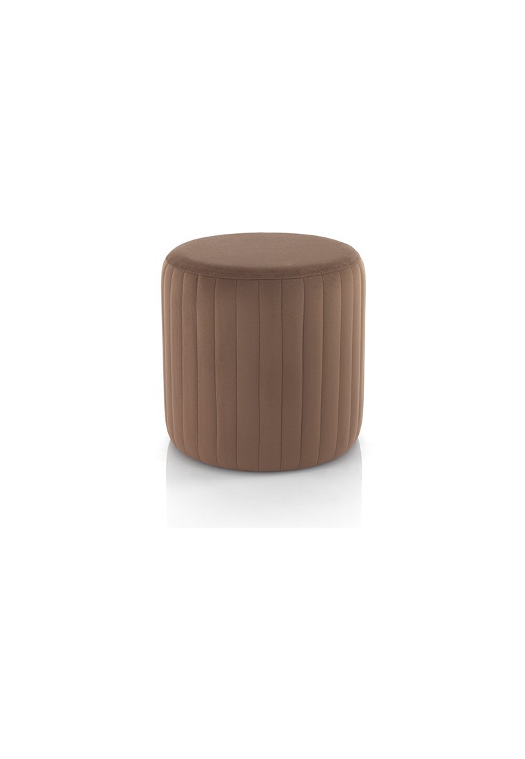 Runder, braun bezogener Ottomane mit vertikaler Rippentextur, glatter Oberflächenstruktur und stabilem Basa, der ein minimalistisches Design widerspiegelt.