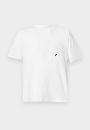 Bílý bavlněný tričko s náprsní kapsou a malým černým vyšitým logem ptáčka. Klasický kulatý výstřih a krátké rukávy.