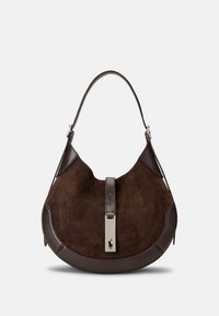 Mala hobo em camurça castanha com forma curva, detalhes em couro e ferragens prateadas com placa de logotipo. Textura suave.