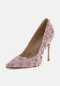 Escarpin à bout pointu en tissu rose avec un motif de logo texturé. Talon aiguille élancé et semelle intérieure rembourrée. Design élégant et svelte.