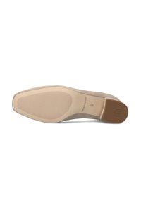 Beige ruskinds sål med rillet tekstur, rund tådesignet og en gummihæl som accent. Branding synlig på indersålen.