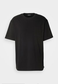 Sort T-shirt med korte ærmer lavet af bomuld. Har en brystlomme og en afslappet pasform. Enkel design uden synlige mønstre eller detaljer.
