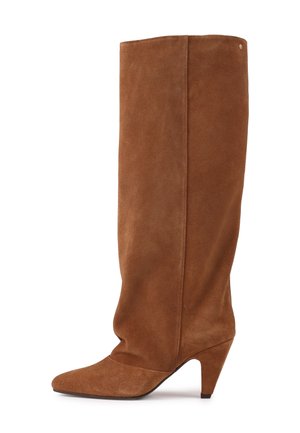 Stivale marrone in camoscio al ginocchio con punta appuntita e tacco angolato di altezza media, design laterale senza cuciture, su sfondo bianco.