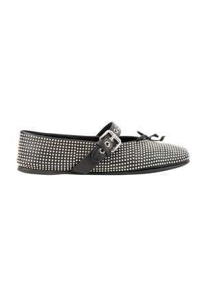 Schwarzer flacher Schuh, bedeckt mit kleinen silbernen Nieten, mit schwarzem Schnallenriemen und dekorativer Schleife vorne.