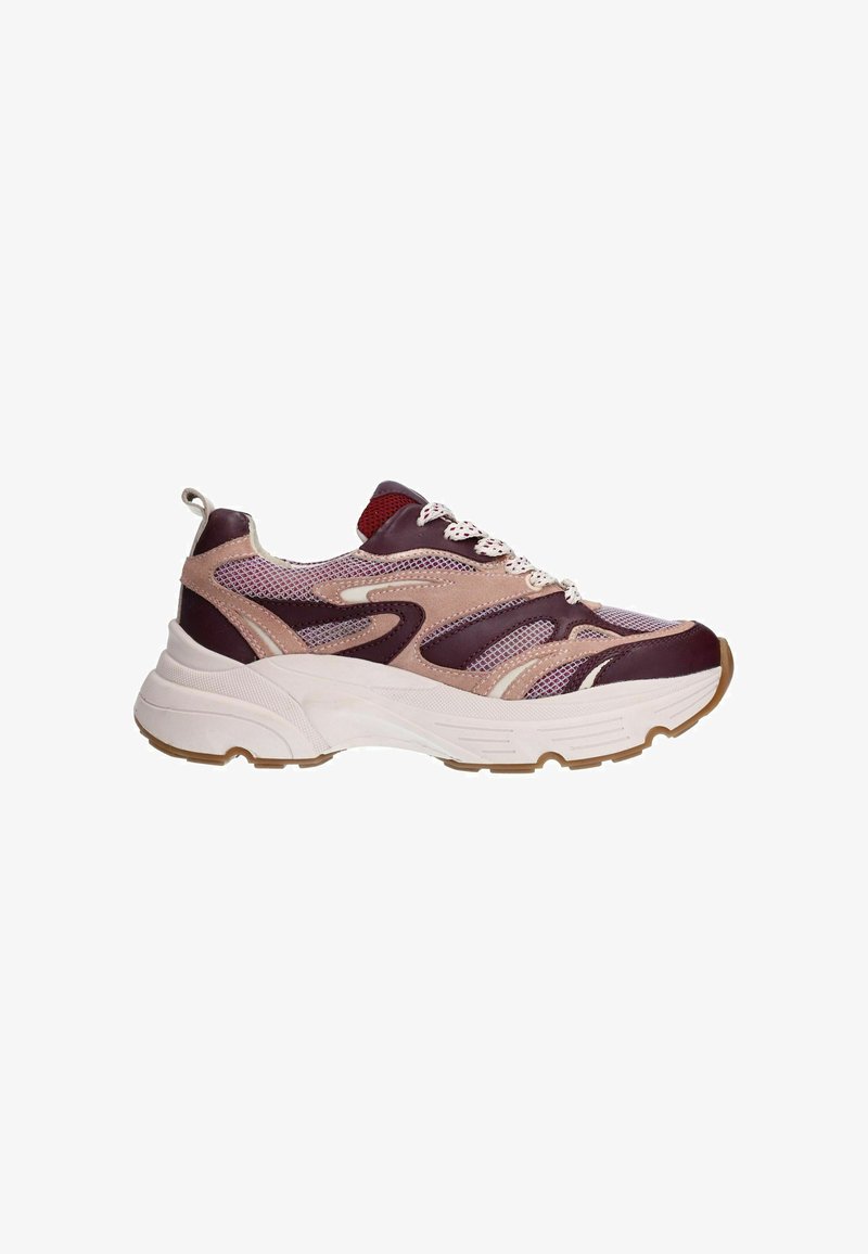 Baskets avec un mélange de maille et cuir rose, bordeaux et beige. Elles présentent une épaisse semelle blanche, des textures contrastantes et des superpositions à motifs.