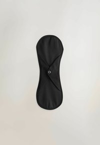 Dischetto di cotone nero riutilizzabile con una texture liscia, forma allungata e chiusura centrale a scatto. Progettato per comfort e assorbenza.