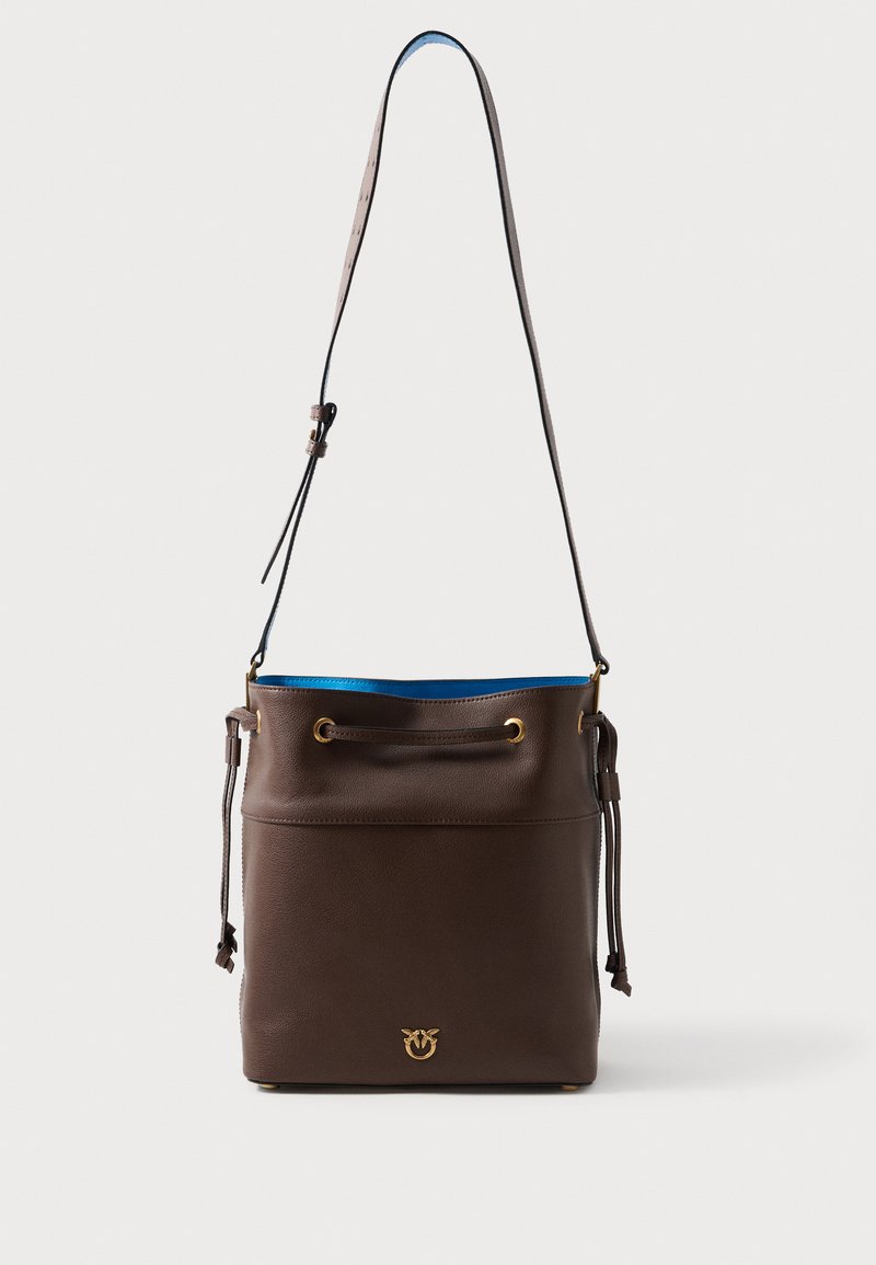 Geantă tip bucket din piele maro, cu interior albastru, curea ajustabilă, accesorii în nuanță de aur și închidere cu șnur. Prezintă un logo embosat pe față.
