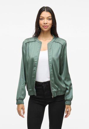Satin bomberjack in een gedempte groene kleur met een ritssluiting aan de voorkant, ribgebreide manchetten en halslijn. Zachte textuur, lichtgewicht ontwerp.