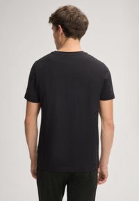 Zwarte short-sleeve t-shirt, ronde halslijn, gemaakt van zachte stof, met een gladde textuur zonder patronen of zichtbare hardware.