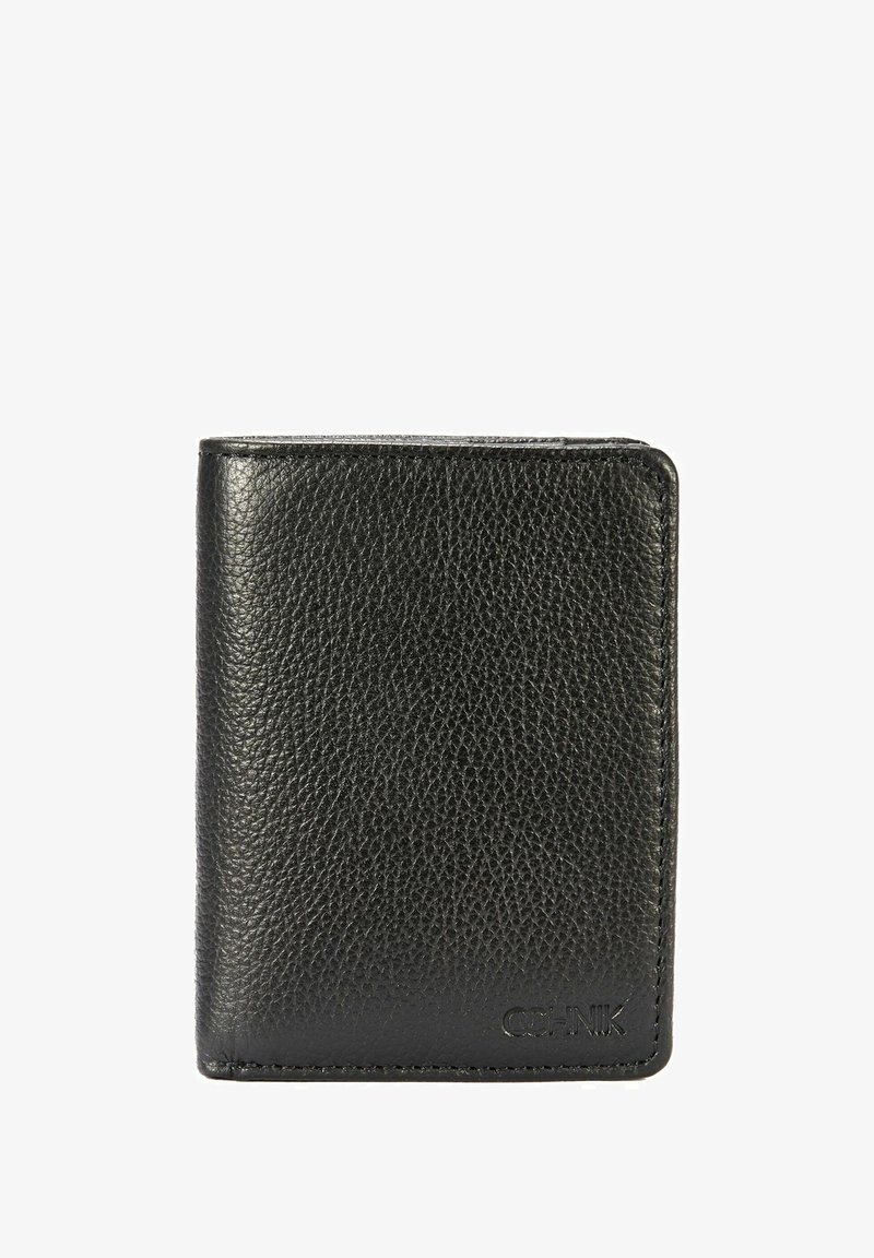 Czarny skórzany portfel o fakturze przypominającej kamyki, składany w formacie bi-fold, z zaokrąglonymi rogami oraz tłoczonym logo w dolnym prawym rogu.