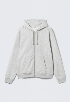 Sudadera con cremallera de color gris claro, con cordones y bolsillos frontales, exhibida de forma plana sobre un fondo blanco.