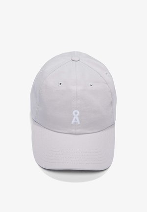 Grijze katoenen baseballpet met een gebogen klep, geborduurd logo aan de voorkant en ventilatie-oogjes aan de zijkanten.