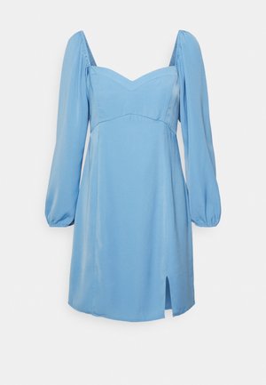 Vestido azul claro de manga larga con escote corazón, hombros abullonados, puños elásticos y una pequeña abertura frontal en la falda.