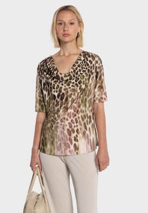 Top s leopardím vzorom, výstrihom s rolákom, krátkymi rukávmi a jemnou, hladkou textúrou; farby zahŕňajú hnedé, zelené a jemné ružové odtiene.