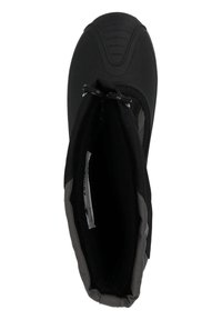 Bota impermeable negra con suela de goma texturizada, parte superior con cordón elástico y un interior de tela, con acentos grises y un cañón alto.