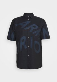Černá košile s krátkým rukávem s výrazným tmavě modrým grafickým textem. Vyrobena z lehkého materiálu s knoflíkovou přední částí a klasickým límečkem.