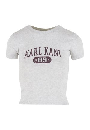 Grå bomuld T-shirt med rund hals, korte ærmer og et trykt design med "KARL KANI" og "89" i mørk kirsebærrød.