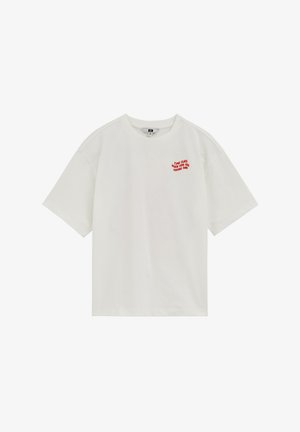 T-shirt blanc à manches courtes avec texte rouge sur le côté gauche de la poitrine indiquant "Le temps file quand on profite du soleil."