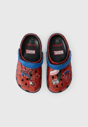 Punase ja sinise Spider-Man'i teemaga Crocs, millel on Marveli bränding ja dekoratiivsed kaunistused valgel taustal.