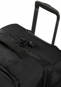 Svart resväska med hjul, en texturerad tygytan, teleskophandtag och en kombinationslås, med en elegant design och hållbar konstruktion.